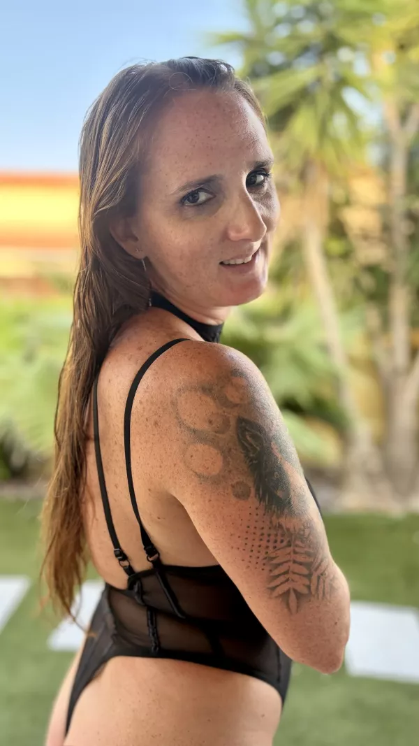 Tenues sexy au Cap d’Agde au Village Naturiste en soirée - Hinatou