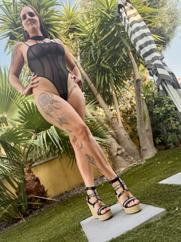 Tenues sexy au Cap d’Agde au Village Naturiste en soirée - Hinatou