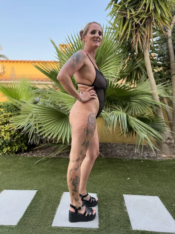Tenues sexy au Cap d’Agde au Village Naturiste en soirée - Hinatou