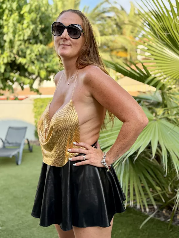 Tenues sexy au Cap d’Agde au Village Naturiste en soirée – Hinatou